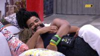 BBB25: Aline e Diogo se abraçam durante a madrugada