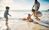 As altas temperaturas e a aglomeração em praias e piscinas podem desencadear diversos problemas de saúde