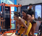 No BBB25, Gracyanne ajuda Aline com exercício e brinca: "Que delícia"