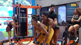 No BBB25, Gracyanne ajuda Aline com exercício e brinca: "Que delícia"