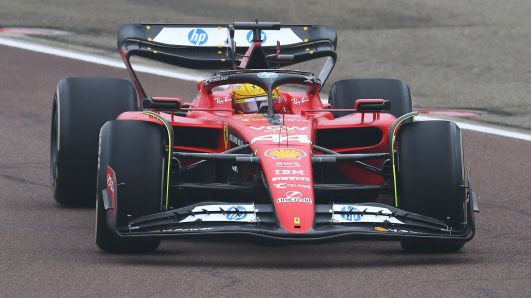 Lewis Hamilton dirige uma Ferrari pela primeira vez