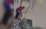 Momento em que mulher prende outra entre as pernas e realiza as agressões