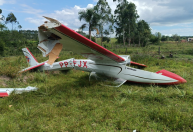 Avião de pequeno porte cai em Montenegro (RS); veja imagens