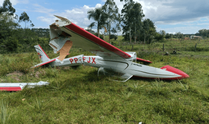 Avião de pequeno porte cai em Montenegro (RS); veja imagens