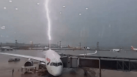 Veja o momento em que avião é atingido por raio em Guarulhos