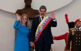 Presidente da Venezuela, Nicolás Maduro, e sua esposa, Cilia Flores, acenando na posse do terceiro mandato presidencial, em Caracas.