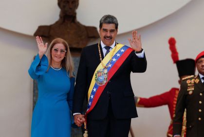 Presidente da Venezuela, Nicolás Maduro, e sua esposa, Cilia Flores, acenando na posse do terceiro mandato presidencial, em Caracas.