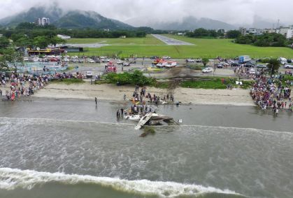 Piloto da aeronave morreu após a queda. Sete pessoas ficaram feridas, sendo quatro passageiros. 