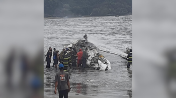 Capitão André Elias detalha operação de resgate após explosão de avião no litoral de São Paulo. Equipes utilizaram equipamentos hidráulicos para retirar vítimas