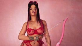 Rihanna usa conjunto sexy em ensaio para sua marca de lingerie