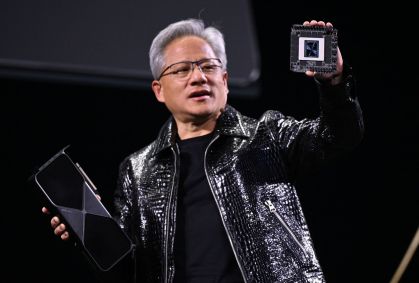 Presidente da Nvidia, Jensen Huang, mostrando nova tecnologia desenvolvida com IA