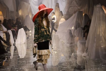 Desfile de estreia de Alessandro Michele na Valentino, realizado na Semana de Moda de Paris foi pautado pelo maximalismo