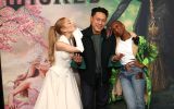 Diretor de "Wicked", John M. Chu, posa ao lado de Ariana Grande e Cynthia Erivo