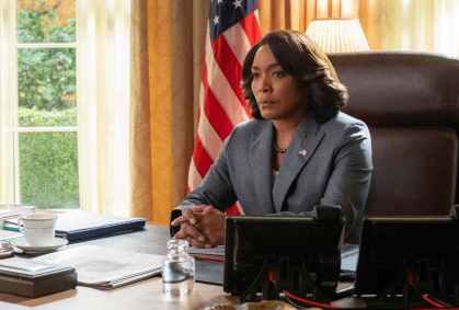 Em "Dia Zero", Angela Bassett interpreta Evelyn Mitchell, a presidente dos Estados Unidos