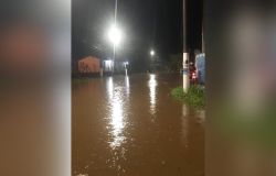 Forte chuva causa grande alagamento em Ubatuba, no litoral de SP