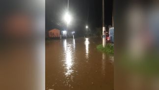 Forte chuva causa grande alagamento em Ubatuba, no litoral de SP