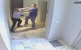 Vídeo mostra agressão a porteiro