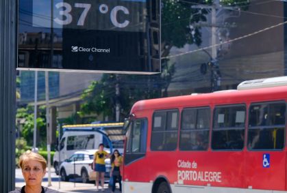 RS - ONDA DE CALOR/RS/PORTO ALEGRE - GERAL - Termômetros registram altas temperaturas na cidade de Porto Alegre (RS), nesta terça-feira, 11 de fevereiro de 2025. A onda de calor que passa pelo Rio Grande do Sul nos próximos dias fez com que a primeira semana de aula fosse suspensa no Estado. O início do ano letivo em 2.320 escolas da rede estadual de ensino, que começaria nesta segunda-feira, 10, foi adiado para a próxima semana. A decisão é do Tribunal de Justiça do Estado do Rio Grande do Sul, que atendeu ao pedido do Centro dos Professores Estaduais do Rio Grande do Sul (CPERS Sindicato) em função da previsão de dias de calor extremo, com temperaturas acima dos 40º. 11/02/2025 - Foto: RAFAEL ROSA/ENQUADRAR/ESTADÃO CONTEÚDO