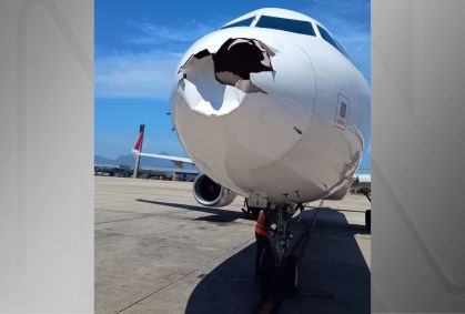 Airbus A321 da Latam ficou com o bico destruído após colisão com ave no Rio