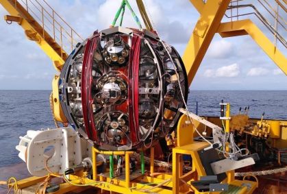 Uma unidade de detecção do Telescópio de Neutrinos do Quilômetro Cúbico, ou KM3NeT, é mostrada antes de ser baixada até o fundo do oceano no Mar Mediterrâneo