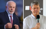 O presidente Luiz Inácio Lula da Silva (à esquerda) e o governador Tarcísio de Freitas (à direita)