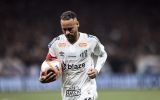 Neymar segura bola da Penalty durante partida do Campeonato Paulista contra o Corinthians