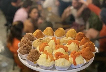 Carnaval 2025: onde comer e beber de madrugada no Rio de Janeiro