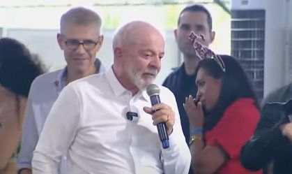 Quem é covarde usa o celular para fazer fake news, diz Lula