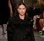 Brasileira Adriana Lima atravessa passarela na Semana de Moda de Nova York