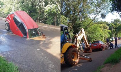 Asfalto cede e carro com pai e filho afunda em buraco no Paraná; veja