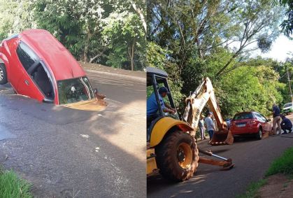 Carro afunda em buraco no Paraná