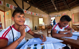 studantes durante aula na Escola Estadual Ixuay Rabui Puyanawa