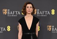 Fernanda Torres mostra detalhes do vestido utilizado no Bafta