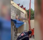 Bombeiros derrubam cadáver de telhado durante operação de resgate