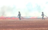 Bombeiros tentam conter incêndios florestais no Chile.