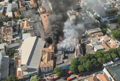 Incêndio atInge fábrica de confecção de roupas de carnaval no RJ