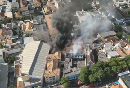 Incêndio atInge fábrica de confecção de roupas de carnaval no RJ