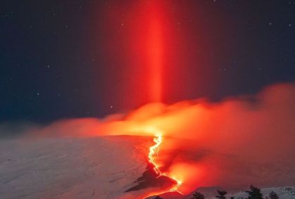 O registro feito no começo de fevereiro mostra um feixe de luz vermelho tomando o céu durante uma manhã na Itália