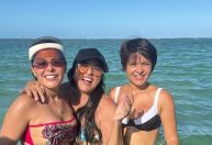 Maiara aparece com novo visual em foto ao lado da mãe e de Maraísa