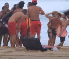 Vídeo mostra tenso resgate após surfista cair em onda gigante