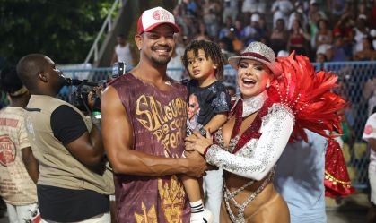 Viviane Araújo leva filho para ensaio do Salgueiro na Sapucaí; veja fotos