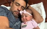 Zezé Di Camargo publica momento fofo com a filha, Clara, de 1 mês